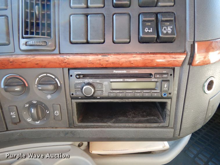 image for item DJ6733 2006 Volvo VN  dump truck