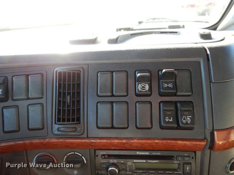 image for item DJ6733 2006 Volvo VN  dump truck