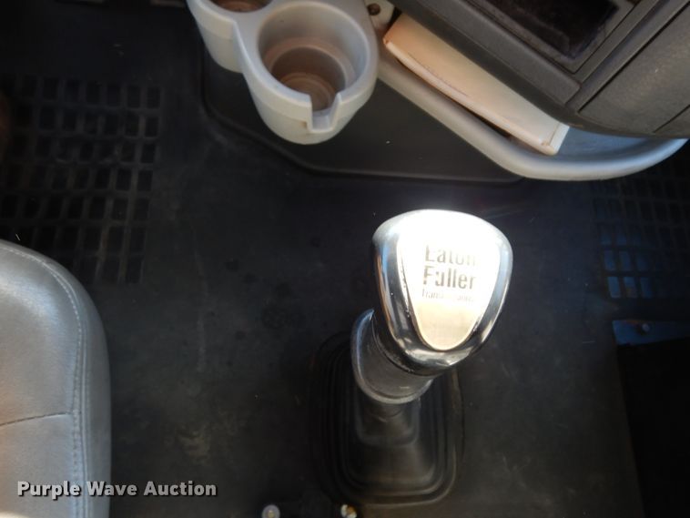 image for item DJ6733 2006 Volvo VN  dump truck