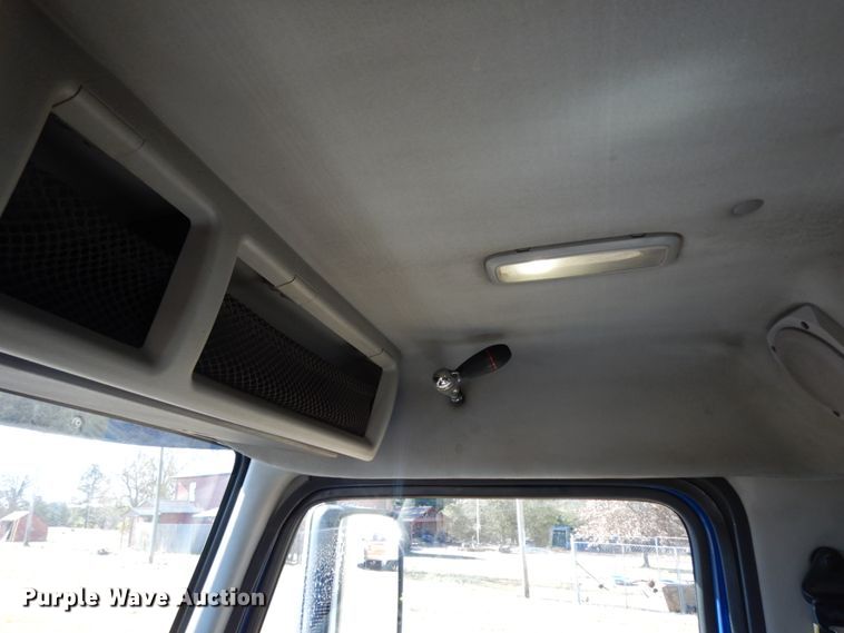 image for item DJ6733 2006 Volvo VN  dump truck