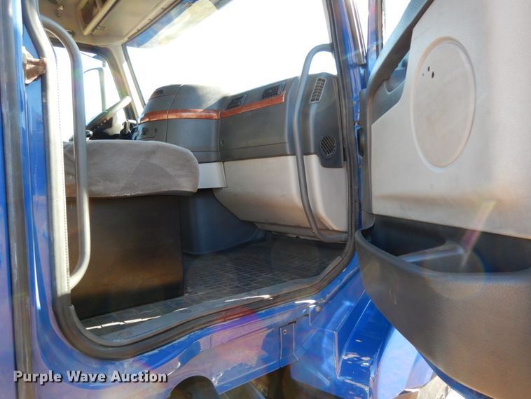 image for item DJ6733 2006 Volvo VN  dump truck