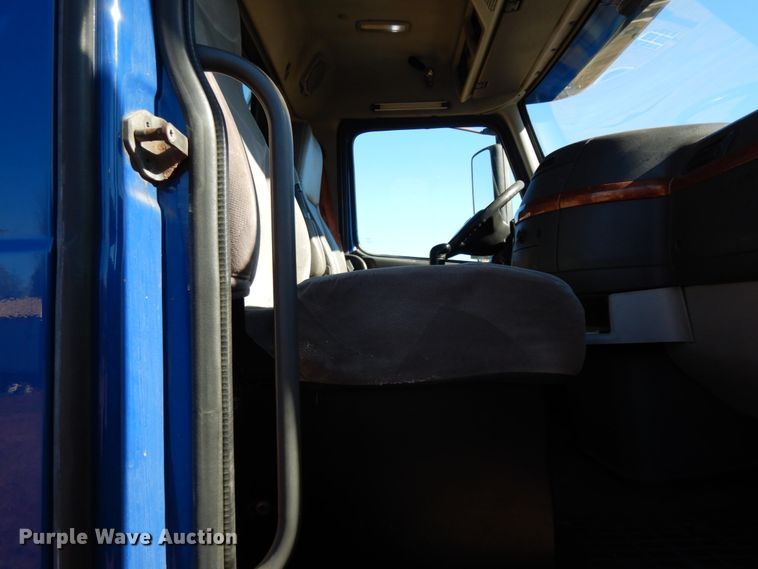 image for item DJ6733 2006 Volvo VN  dump truck