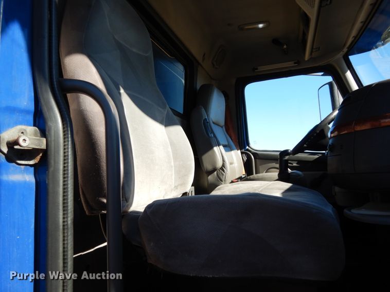 image for item DJ6733 2006 Volvo VN  dump truck