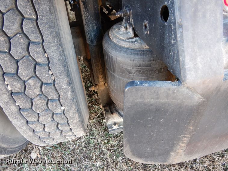 image for item DJ6733 2006 Volvo VN  dump truck