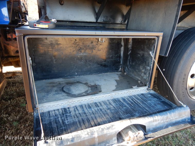 image for item DJ6733 2006 Volvo VN  dump truck