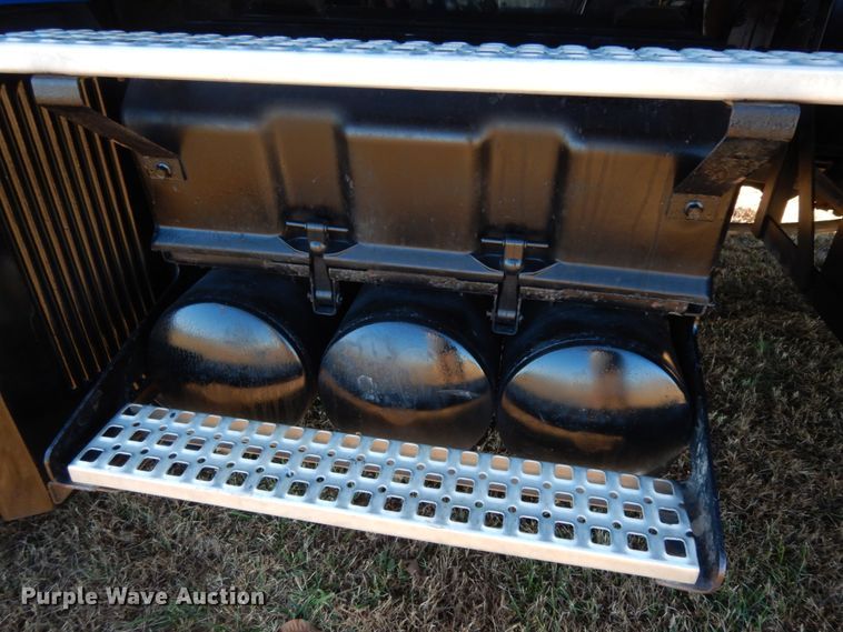 image for item DJ6733 2006 Volvo VN  dump truck