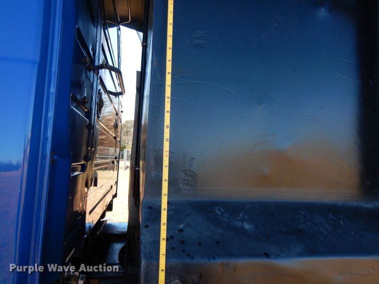 image for item DJ6733 2006 Volvo VN  dump truck