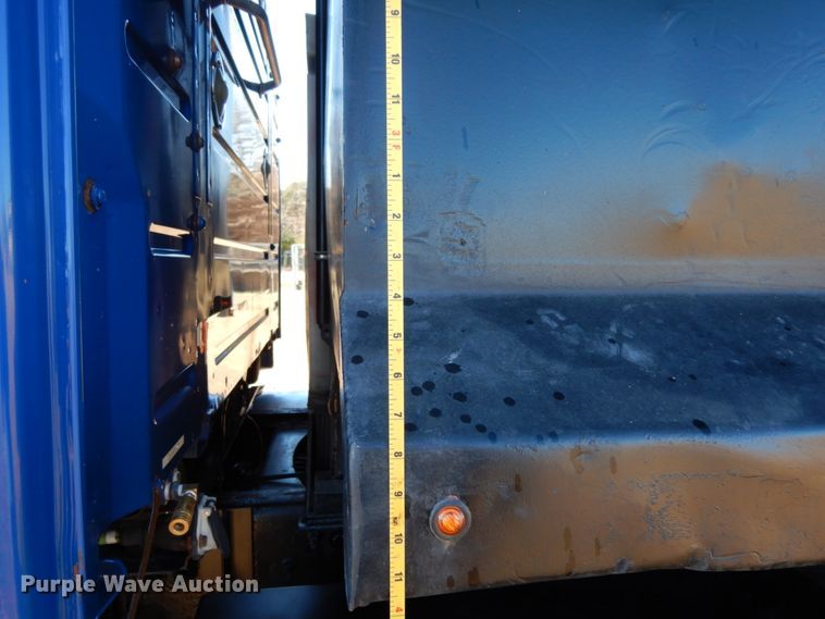 image for item DJ6733 2006 Volvo VN  dump truck