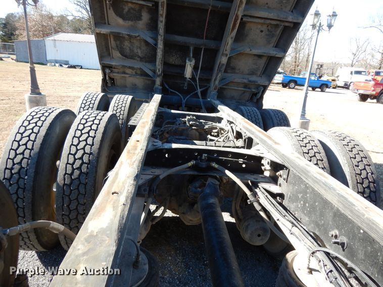 image for item DJ6733 2006 Volvo VN  dump truck