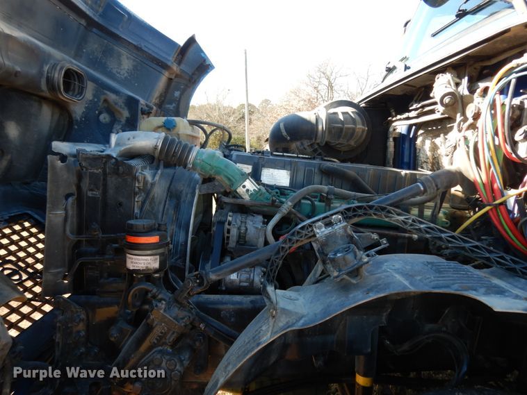 image for item DJ6733 2006 Volvo VN  dump truck