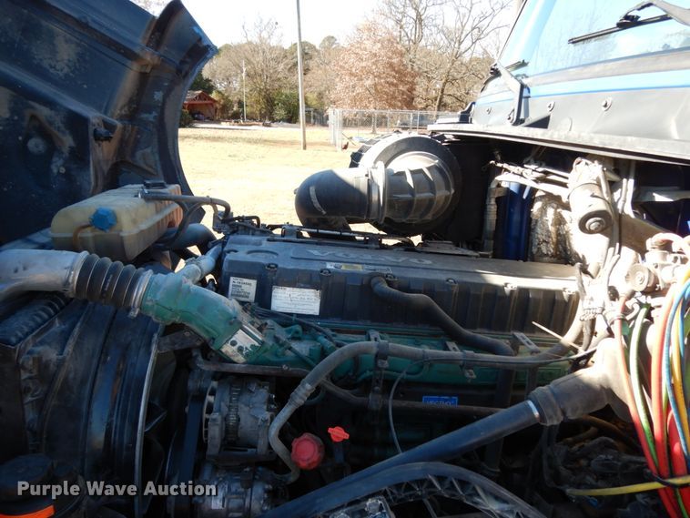 image for item DJ6733 2006 Volvo VN  dump truck