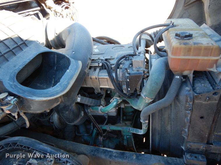 image for item DJ6733 2006 Volvo VN  dump truck