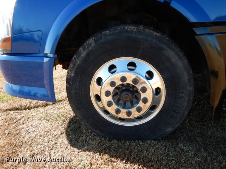 image for item DJ6733 2006 Volvo VN  dump truck