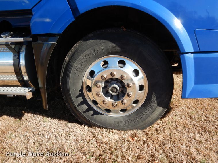 image for item DJ6733 2006 Volvo VN  dump truck