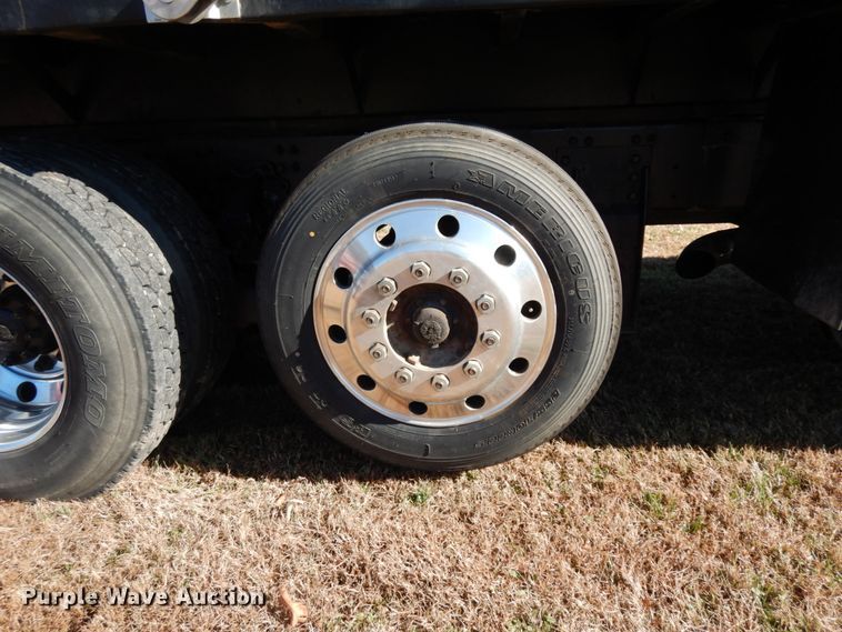 image for item DJ6733 2006 Volvo VN  dump truck