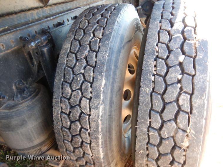 image for item DJ6733 2006 Volvo VN  dump truck