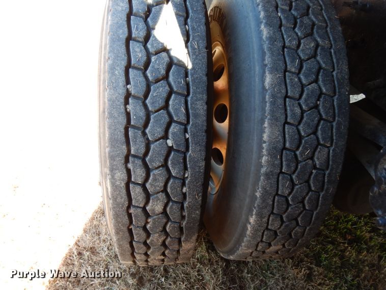 image for item DJ6733 2006 Volvo VN  dump truck