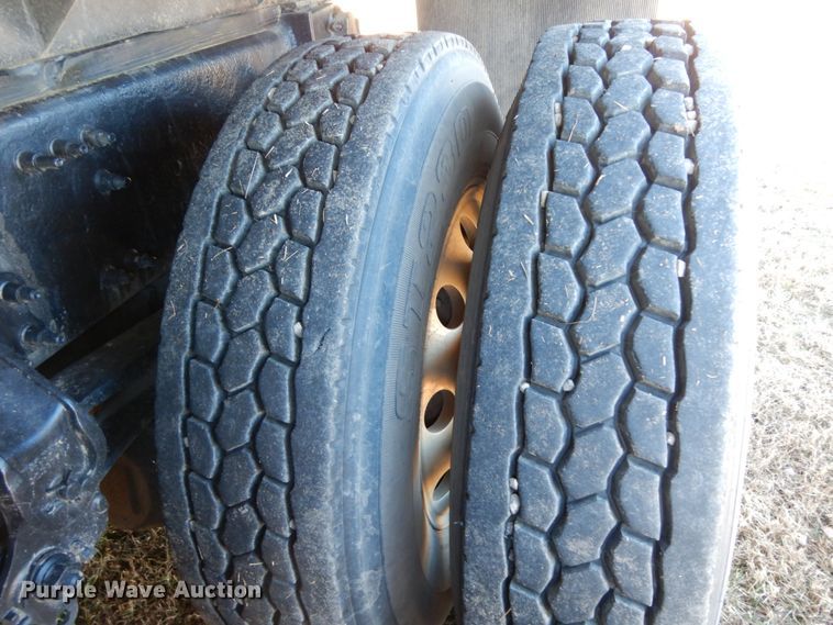 image for item DJ6733 2006 Volvo VN  dump truck