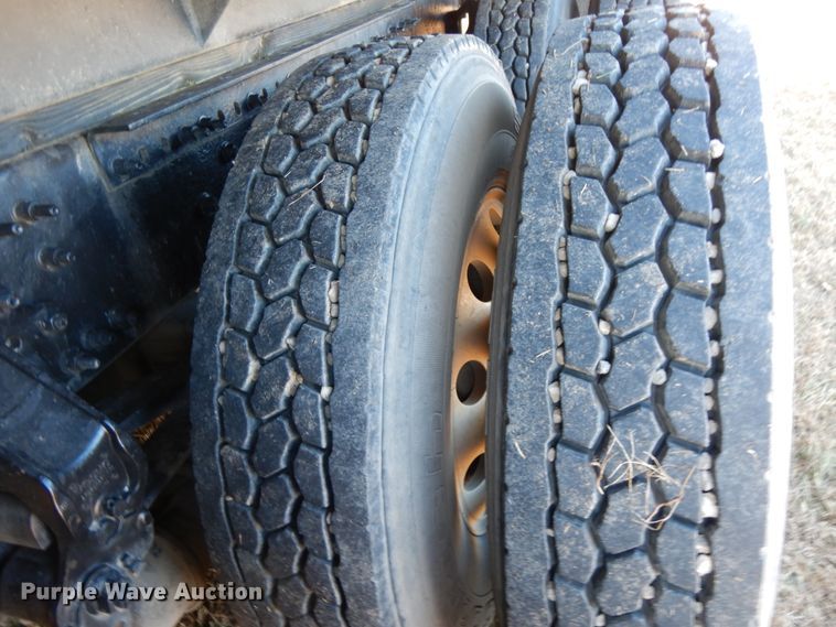 image for item DJ6733 2006 Volvo VN  dump truck