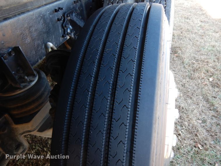 image for item DJ6733 2006 Volvo VN  dump truck