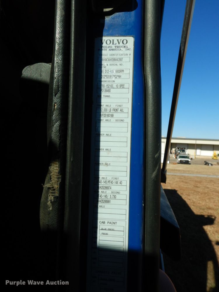 image for item DJ6733 2006 Volvo VN  dump truck