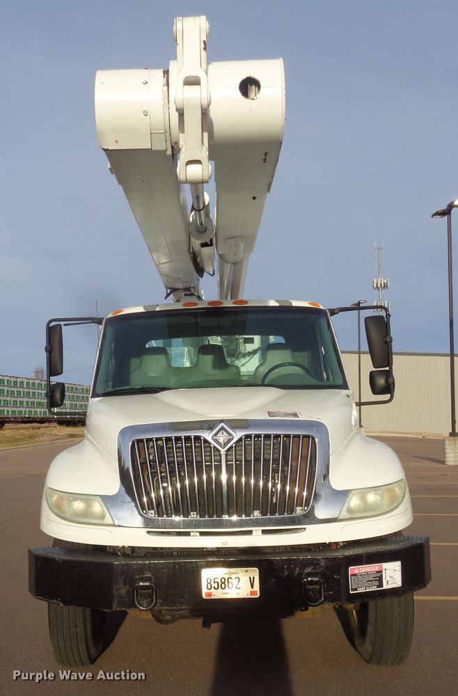 image for item EF9678 2005 International 4400  bucket truck