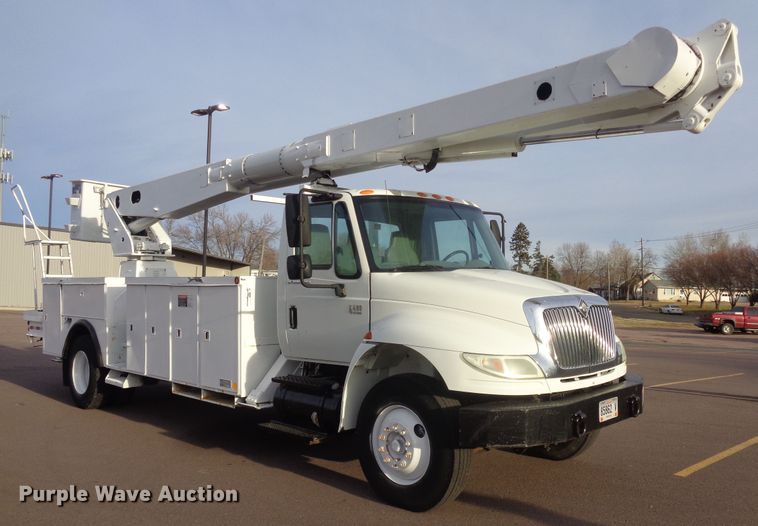 image for item EF9678 2005 International 4400  bucket truck