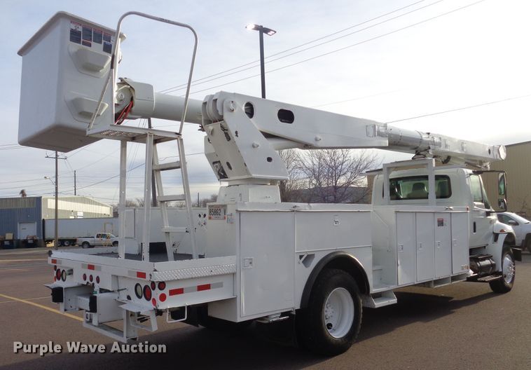 image for item EF9678 2005 International 4400  bucket truck