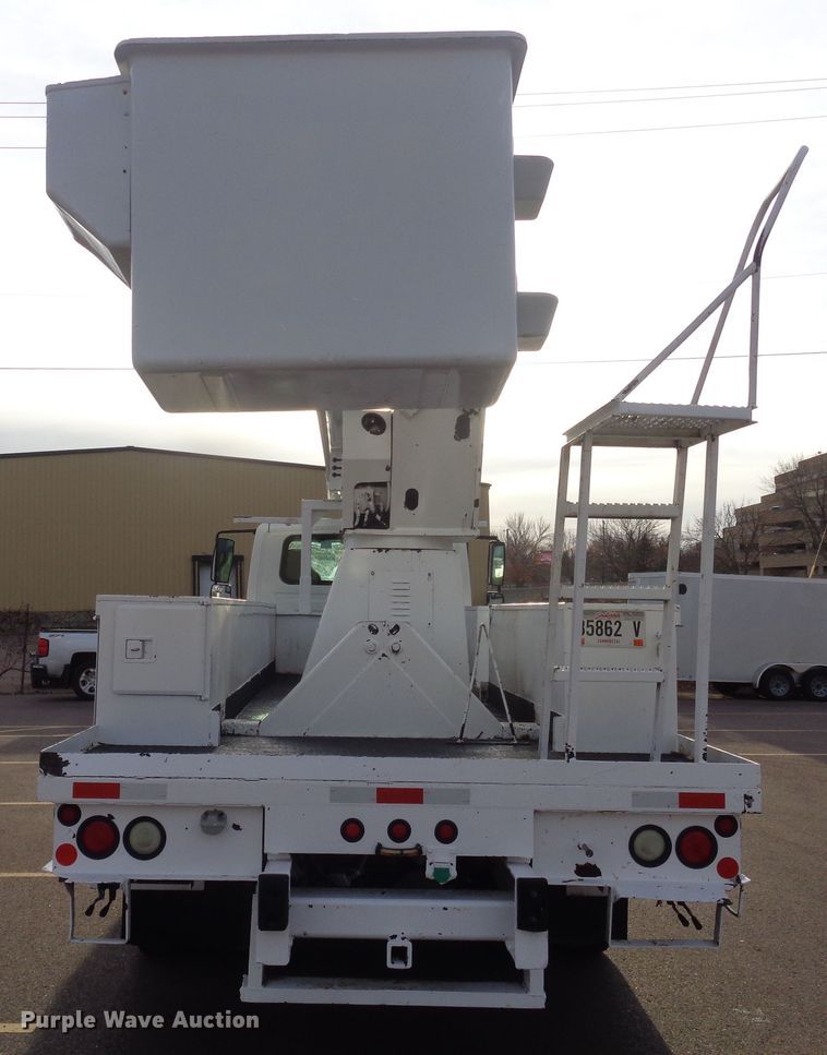 image for item EF9678 2005 International 4400  bucket truck