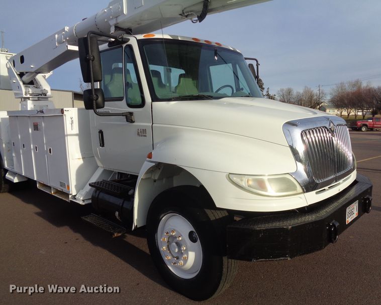 image for item EF9678 2005 International 4400  bucket truck