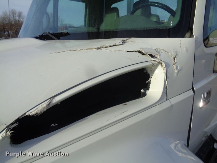 image for item EF9678 2005 International 4400  bucket truck