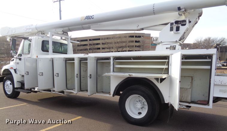 image for item EF9678 2005 International 4400  bucket truck