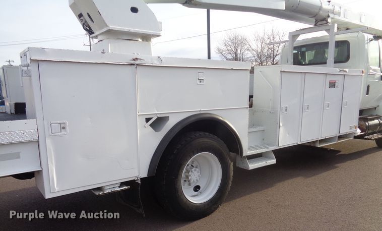 image for item EF9678 2005 International 4400  bucket truck