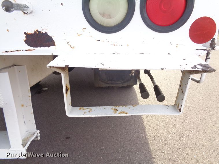 image for item EF9678 2005 International 4400  bucket truck