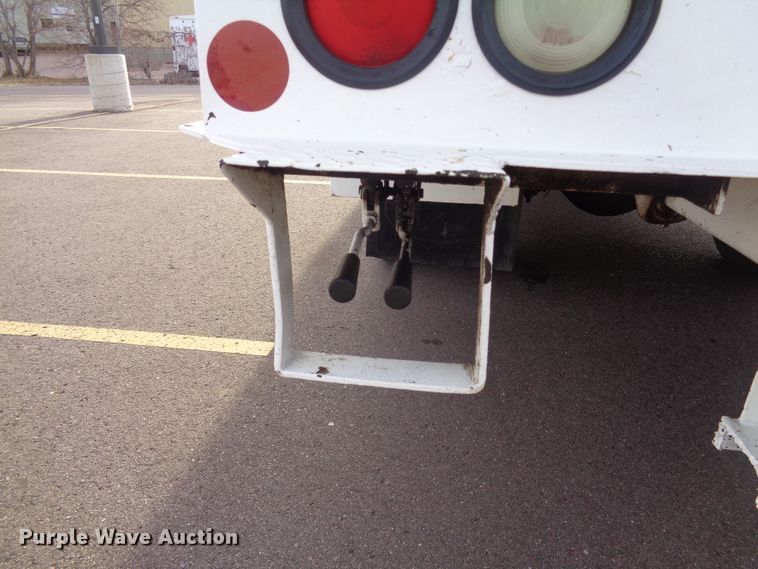 image for item EF9678 2005 International 4400  bucket truck