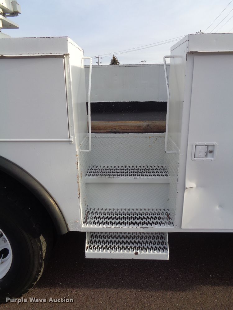 image for item EF9678 2005 International 4400  bucket truck