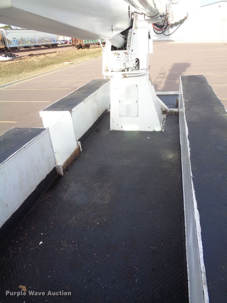 image for item EF9678 2005 International 4400  bucket truck