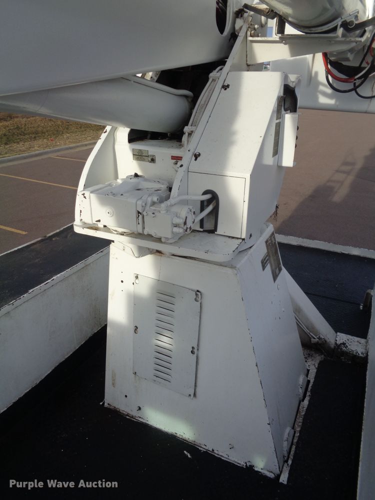 image for item EF9678 2005 International 4400  bucket truck