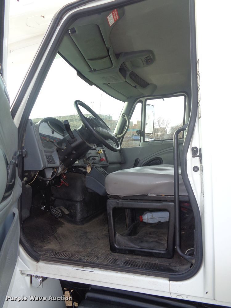 image for item EF9678 2005 International 4400  bucket truck