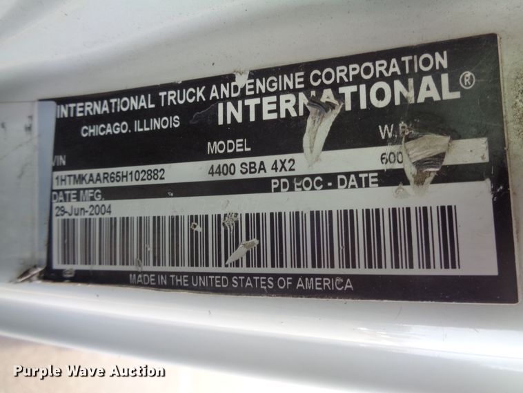 image for item EF9678 2005 International 4400  bucket truck