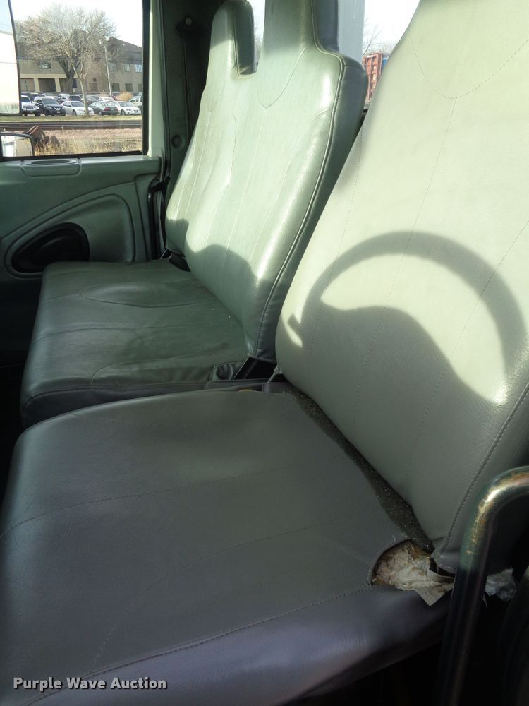 image for item EF9678 2005 International 4400  bucket truck