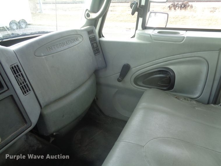 image for item EF9678 2005 International 4400  bucket truck