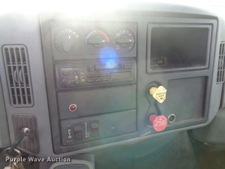 image for item EF9678 2005 International 4400  bucket truck