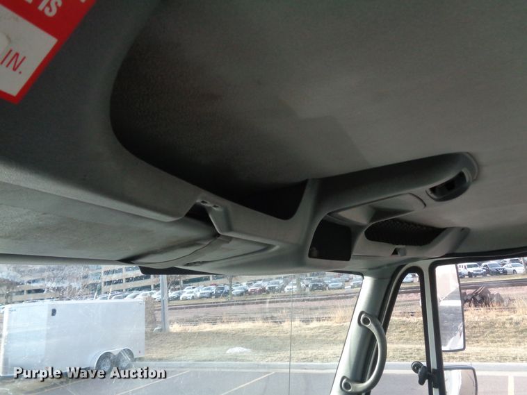 image for item EF9678 2005 International 4400  bucket truck