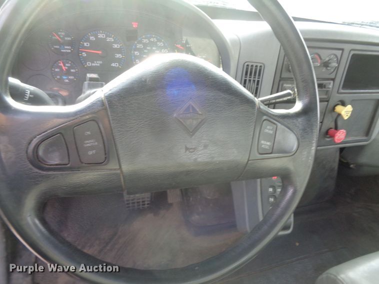 image for item EF9678 2005 International 4400  bucket truck