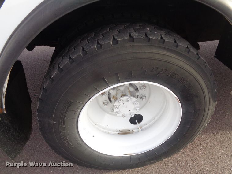 image for item EF9678 2005 International 4400  bucket truck