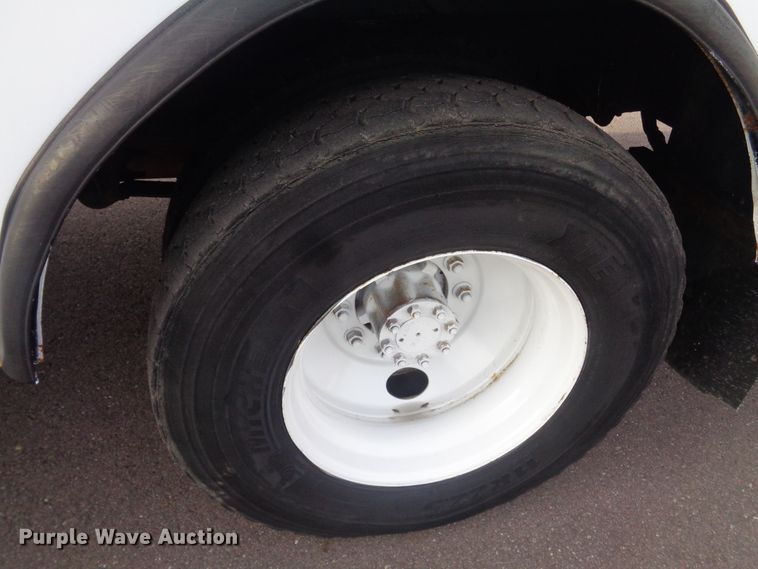 image for item EF9678 2005 International 4400  bucket truck