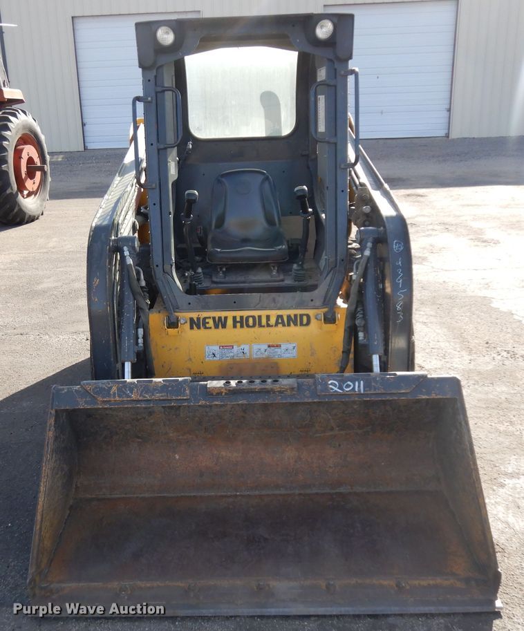 image for item EY9127 2011 New Holland L215  skid steer loader