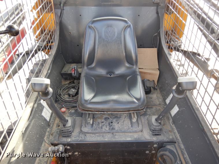 image for item EY9127 2011 New Holland L215  skid steer loader