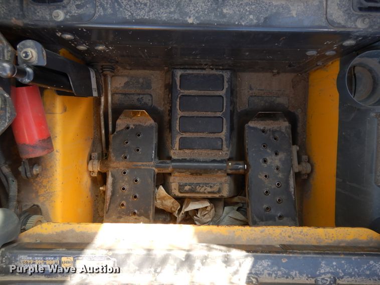 image for item EY9127 2011 New Holland L215  skid steer loader